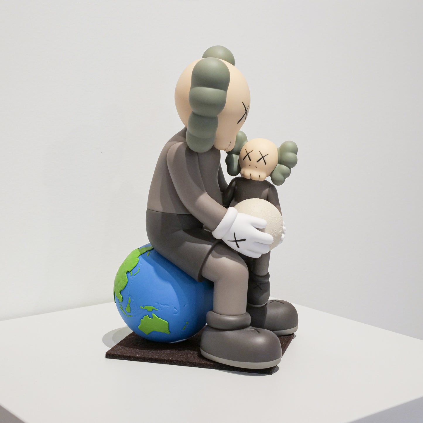 KAWS - HOLIDAY THAILAND (BROWN)