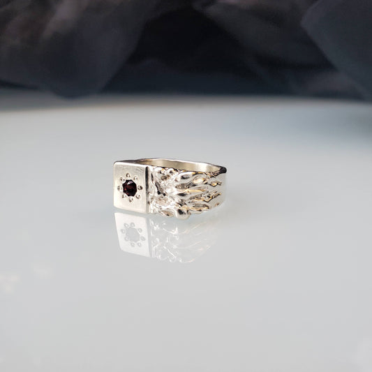 Lichen Signet - Garnet