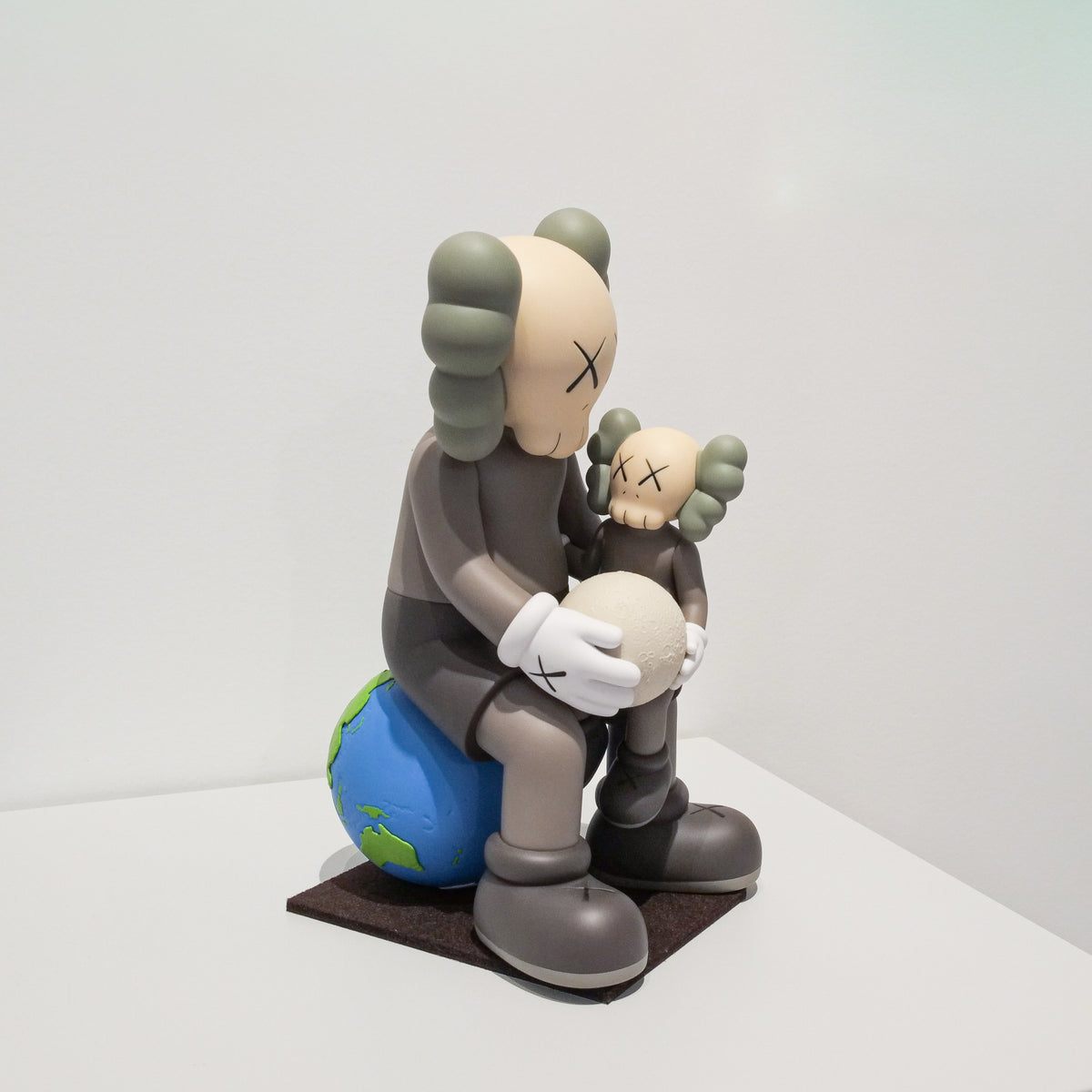 KAWS - HOLIDAY THAILAND (BROWN) – The Arts Hole